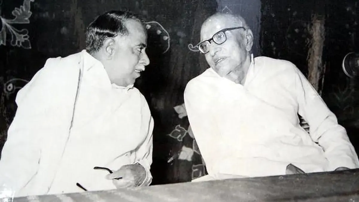 தமிழக தேர்தல் வரலாறு: இரண்டே திட்டங்கள்.. காங். ஆட்சிக்கு  உலை வைத்த ராஜாஜி.. 1953இல் நடந்தது என்ன?