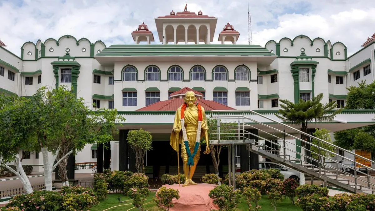 ஆணவப் படுகொலைகளை தடுக்க சிறப்பு சட்டம் இயற்ற அரசுக்கு உத்தரவிட முடியாது – ஐகோர்ட் கிளை ஆணை!